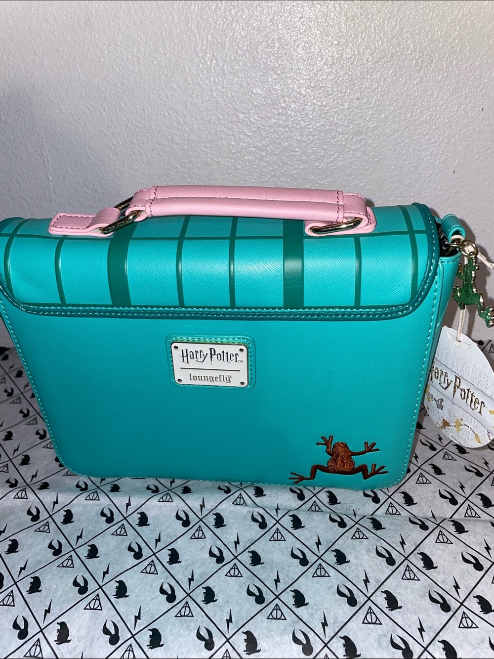 Exclusive Loungefly Harry Potter Sweet Shop Honeydukes Crossbody and Wallet Set - Picture 7 of 15